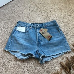 NWT Levi’s jean short light wash